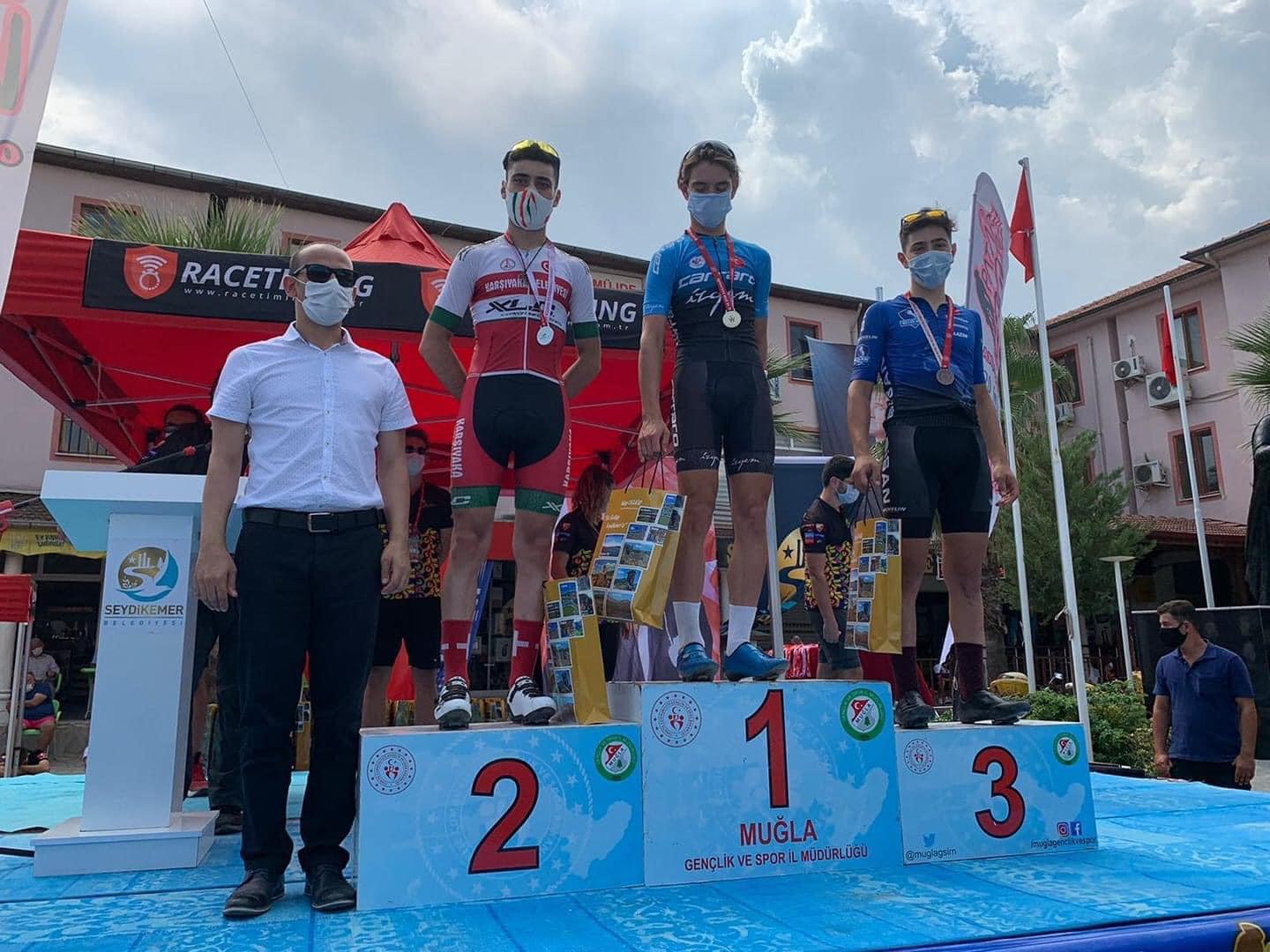 Karşıyakalı bisikletçiler madalyaları topladı!