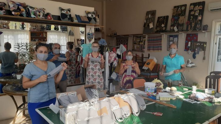 Seferihisar Belediyesi maskesini kendi yapıyor