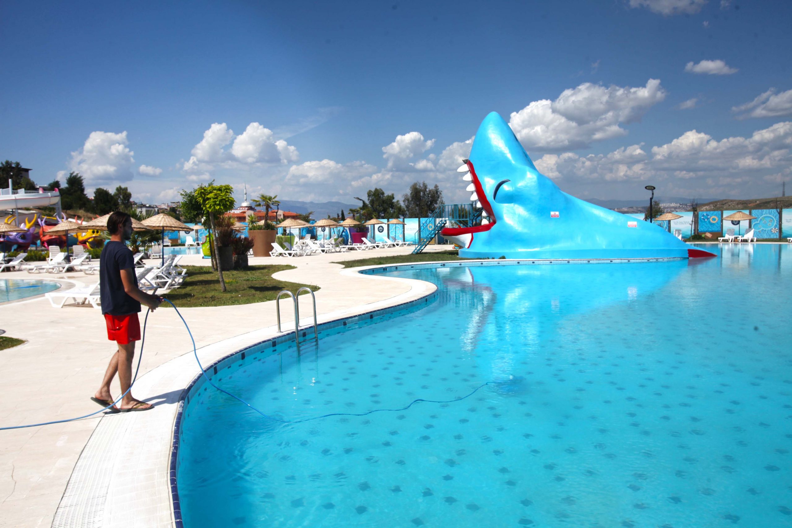 Karabağlar Belediyesi’nin yüzme havuzları ve kafetaryası bu yaz da yoğun ilgi gördü.