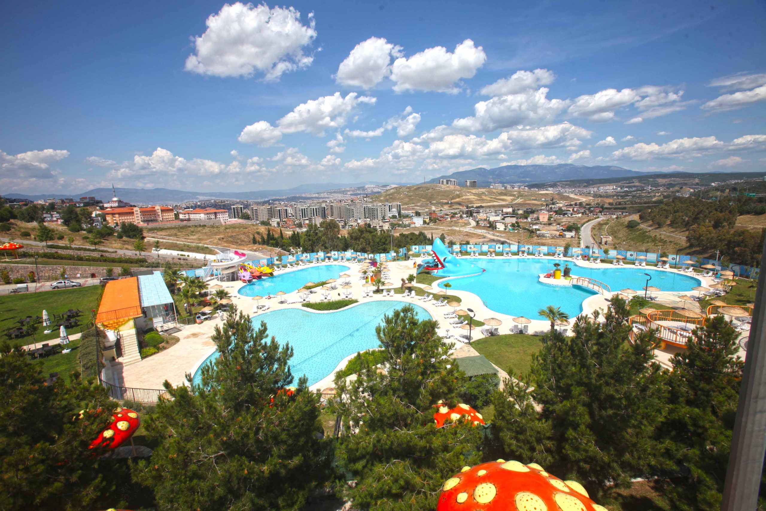 Karabağlar Belediyesi’nin yüzme havuzları ve kafetaryası bu yaz da yoğun ilgi gördü.