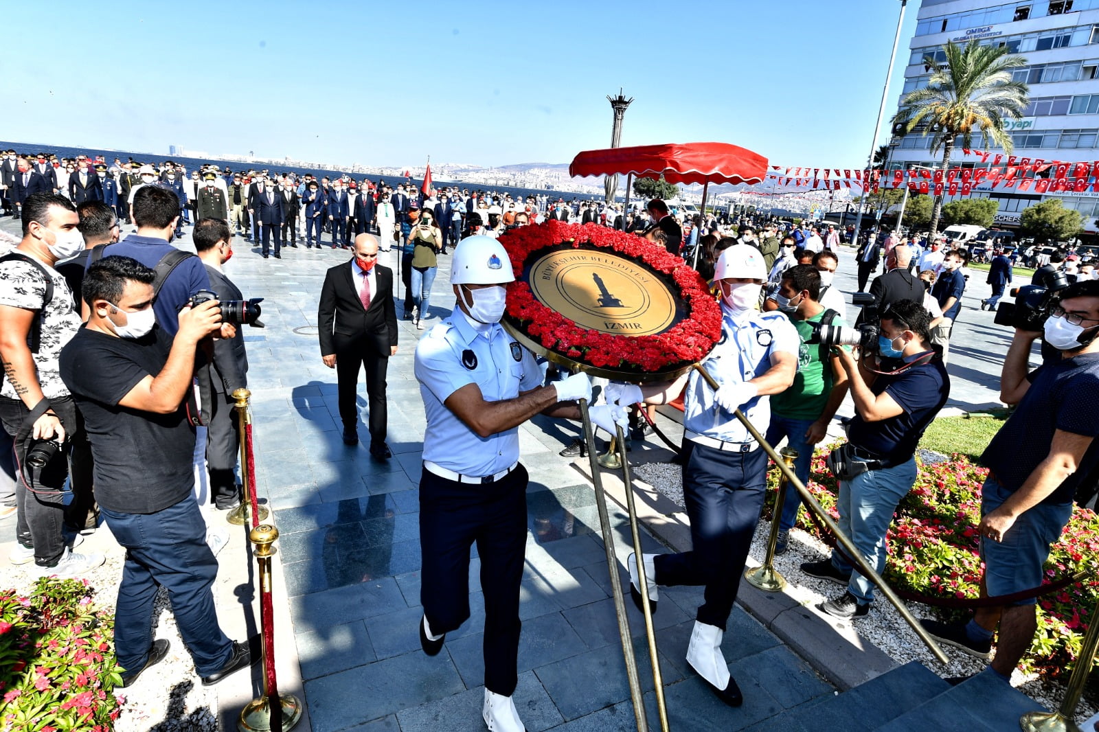 9eylül İzmir'in kurtuluşunun 98. yıldönümü etkinlikleri, Cumhuriyet Meydanı'nda düzenlenen törenle devam etti. Türk Yıldızları ve Solotürk, tören boyunca selamlama uçuşu yaptı. Törende konuşan Başkan Soyer, 9 Eylül'ün dünya halklarına örnek bir bağımsızlık mücadelesi olduğunu söyledi.</p>
<p>İzmir Büyükşehir Belediyesi'nce düzenlenen 9 Eylül etkinlikleri, Cumhuriyet Meydanı'ndaki resmi törenle devam etti. Törene İzmir Valisi Yavuz Selim Köşger, Ege Ordu ve Garnizon Komutanı Korgeneral Ali Sivri, İzmir Büyükşehir Belediye Başkanı Tunç Soyer, CHP İzmir Milletvekillerinden Kani Beko, Atila Sertel, Sevda Erdan Kılıç, Özcan Purçu, Murat Bakan, Bedri Serter, MHP İzmir Milletvekilleri Tamer Osmanağaoğlu ile Hasan Kalyoncu, AK Parti Genel Başkan Yardımcısı ve İzmir Milletvekili Hamza Dağ, AK Parti İzmir milletvekillerinden
Mahmut Atilla Kaya, Necip Nasır, Cemal Bekle, İzmir'deki üniversitelerin rektörleri, siyaset ve iş dünyasının temsilcileri katıldı. Cumhuriyet Meydanı'nda bulunan Atatürk Anıtı'na çelenk sunulmasının ardından tören saygı duruşu ve İstiklal Marşı'nın okunmasıyla devam etti. Tören boyunca selamlama uçuşu yapan Türk Yıldızları ile Solotürk, gökyüzüne ay ve yıldız çizdi. Cumhurbaşkanı Recep Tayyip Erdoğan'ın mesajı da törende okundu. “Dünya halklarına örnek bir bağımsızlık mücadelesi”
Daha sonra konuşma yapan İzmir Büyükşehir Belediye Başkanı Tunç Soyer, 9 Eylül'ün İzmir’in kurtuluşu ve Cumhuriyet’e giden taşların döşendiği sürecin başladığı gün olduğunu söyledi. Dünya halklarına örnek bir bağımsızlık mücadelesi ve özgürlük hikayesinin ilk cümlelerinin 98 yıl önce burada, İzmir’de yazıldığını belirten Tunç Soyer, “Şüphesiz her ülkenin, her milletin tarihinde zaferler ve kahramanlık destanları var. Ve elbette her toplum, bu destan ve öykülerle haklı bir övünç yaşar. Ancak bize kahramanlarımızın bıraktığı destan, bu şehrin parçası olan bizleri, çok ayrı gururlandırıyor” dedi. “9 Eylül sadece bir kentin işgalden kurtuluşunun yıldönümü değil”
9 Eylül'ün tüm dünyaya gözdağı veren emperyalist güçlerin yenilmez olmadığının, birlik içinde ve inanç dolu bir toplum karşısında çaresiz kaldıklarının kanıtı olduğunu ifade eden Tunç Soyer, coşkuyla kutlanan 9 Eylül'ün, bu nedenle sadece bir kentin işgalden kurtuluşunun yıldönümü olmadığını söyledi. Soyer, bu kritik tarihin aynı zamanda topyekun bir mücadele ile sömürgeci anlayışlara geçit verilmeyeceğini ve tüm halklar için umudun var olduğunu gösterdiğini aktardı. Başkan Soyer, “İzmir’in kurtuluşuyla bayraklaşan mücadele; Ortadoğu’dan Afrika’ya, Güney Amerika’dan Asya’ya kadar dünya halkları için esaretten bağımsızlığa, karanlıktan aydınlığa çıkışın ilham kaynağı oldu” diye konuştu. “İnsanlık tarihinin en büyük direnişi”
Başkan Soyer, 9 Eylül ruhunun, Gazi Mustafa Kemal Atatürk’ün önderliğinde ekonomide ve siyasette onurlu bir varoluş mücadelesi ile dünya sahnesine çıkan Türkiye Cumhuriyeti’nin ayak sesi olduğunu kaydetti. Soyer şunları söyledi: “İzmir’in Cumhuriyet’i ve temsil ettiği tüm değerleri bu kadar sahiplenmesi; demokrasinin temellerinin atıldığı bir şehir olması ve bir halkın bağımsızlığa kavuştuğu, zafer kazandığı 9 Eylül ruhu ile ilgilidir. İzmir'in kurtuluşunun 98’nci yılında Gazi Mustafa Kemal Atatürk’ü ve her türlü zorluğa rağmen insanlık tarihinin en büyük direnişini gerçekleştirenleri, minnet ve rahmetle anıyorum. Onların cesaret ve kararlılığının hepimize ilham kaynağı olmasını diliyorum.” İzmir Hükümet Konağı’na bayrak çekildi
Cumhuriyet Meydanı’ndaki programın ardından İzmir Valiliği önündeki törene geçildi. Burada da 98 yıl önce ilk birliklerin İzmir’e girişi canlandırıldı. İzmir Valiliği'nde Türk bayrağının göndere çekildiği anlar, herkesi yeniden duygulandırdı. Ardından birlik komutanı İzmir Valisi Yavuz Selim Köşger'e Türk bayrağı verdi. İzmir Büyükşehir Belediye Başkanı Tunç Soyer de birlik komutanına plaket verdi. Türkiye Emekli Subaylar Derneği Genel Başkanı Namık Kemal Çalışkan da Anıtkabir Komutanlığı'ndan aldığı bayrağı Vali Köşger'e verdi. Soyer'e de şehitliklerden alınan topraklar verildi. Tören, bu görüntülerle sona erdi.