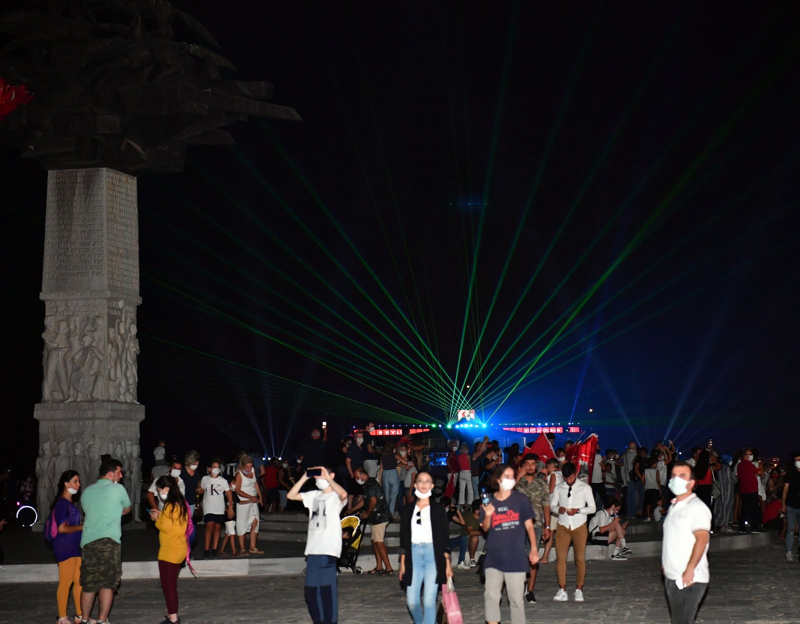 9eylül İzmir’de 9 Eylül kutlamaları Gündoğdu Meydanı’ndaki ışık ve hologram gösterisiyle sona erdi. 1922’nin bağımsızlık ruhunu kente taşıyan su ve ışık şovu izleyenlere unutulmaz dakikalar yaşattı.</p>
<p>İzmir’in işgalden kurtuluşunun 98’inci yıldönümünü birbirinden farklı etkinliklerle kutlayan İzmir Büyükşehir Belediyesi akşam da lazer ışık ve hologram gösterisiyle kentte kurtuluş coşkusu yarattı. Gündoğdu Meydanı’nda Körfez vapurundan yapılan lazer ışık gösterisine marşlar eşlik ederken, 9 Eylül’e özel hazırlanan hologram gösterisi izleyenlere duygu dolu anlar yaşattı. Hologram teknolojisiyle eş zamanlı olarak Gündoğdu Meydanı, Karşıyaka ve Karantina’da yapılan gösteride 26 Ağustos Büyük Taarruz, 30 Ağustos Başkomutan Meydan Muharebesi ve Atatürk’e ait görüntüler İzmirlilerin ortak hafızasını yeniden canlandırdı.