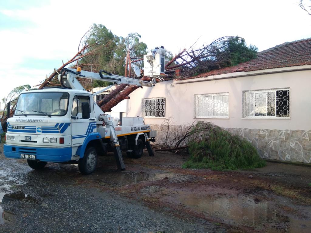 Bergama Belediyesi’nden şiddetli yağmur ve rüzgarın etkilediği mahallelere anında müdahale