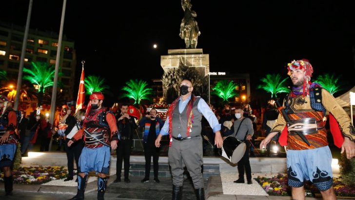 Cumhuriyet Bayramı ateşi Konak’tan yayıldı