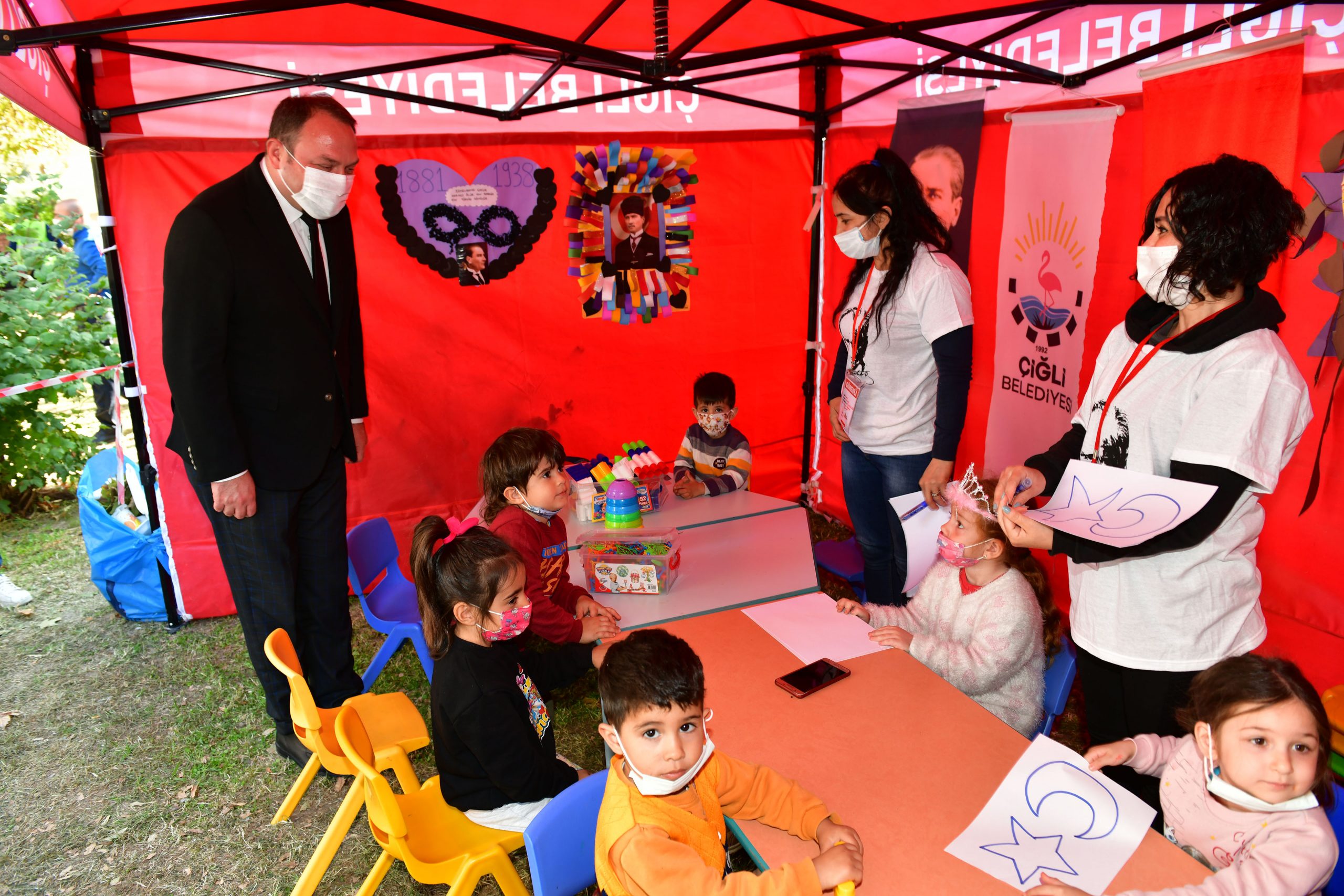Başkan Gümrükçü Ata’yı Deprem Mağduru Çocuklarla Andı