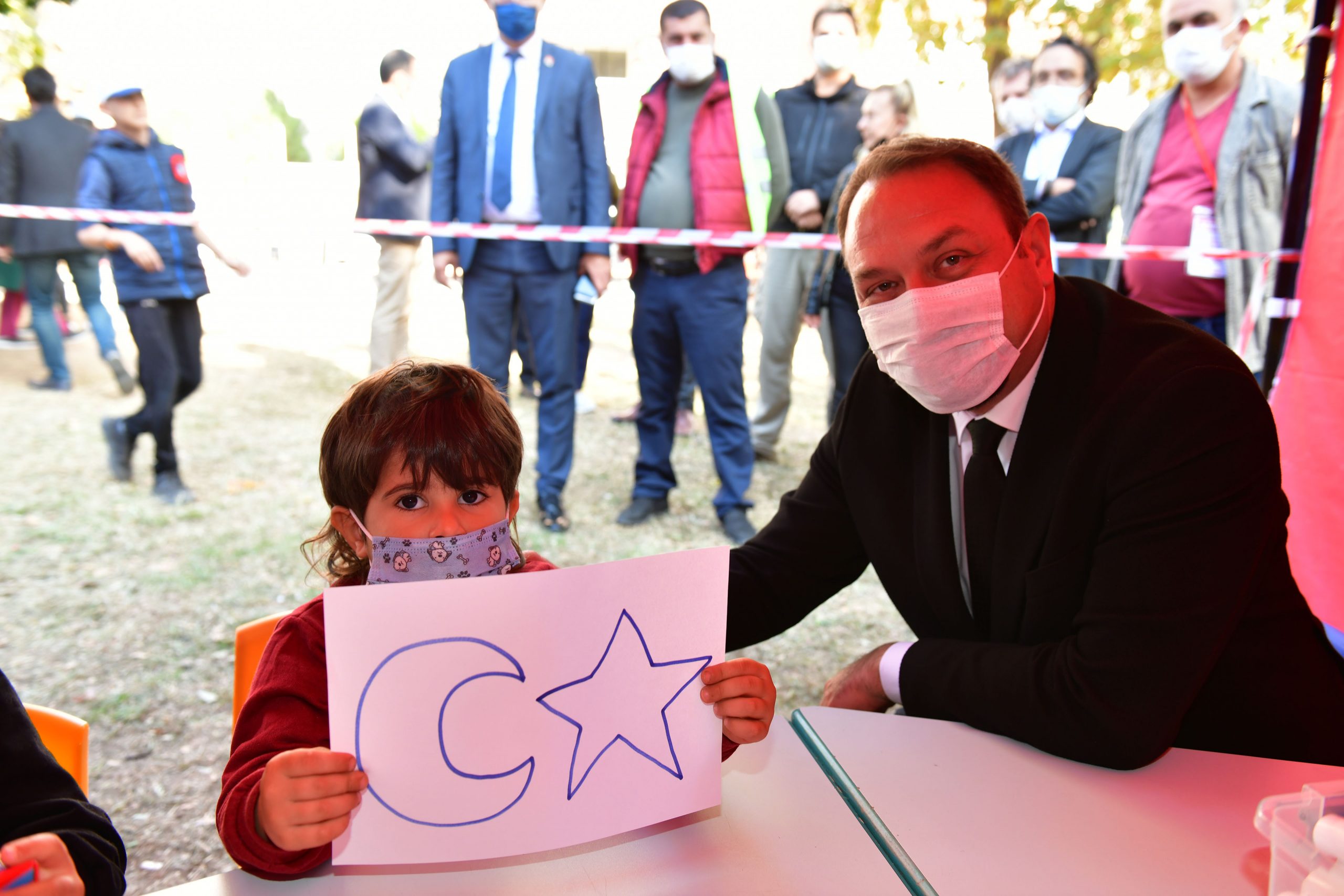 Başkan Gümrükçü Ata’yı Deprem Mağduru Çocuklarla Andı