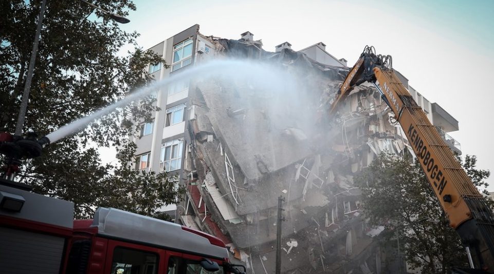 Karagül Apartmanı kontrollü olarak yıkıldı