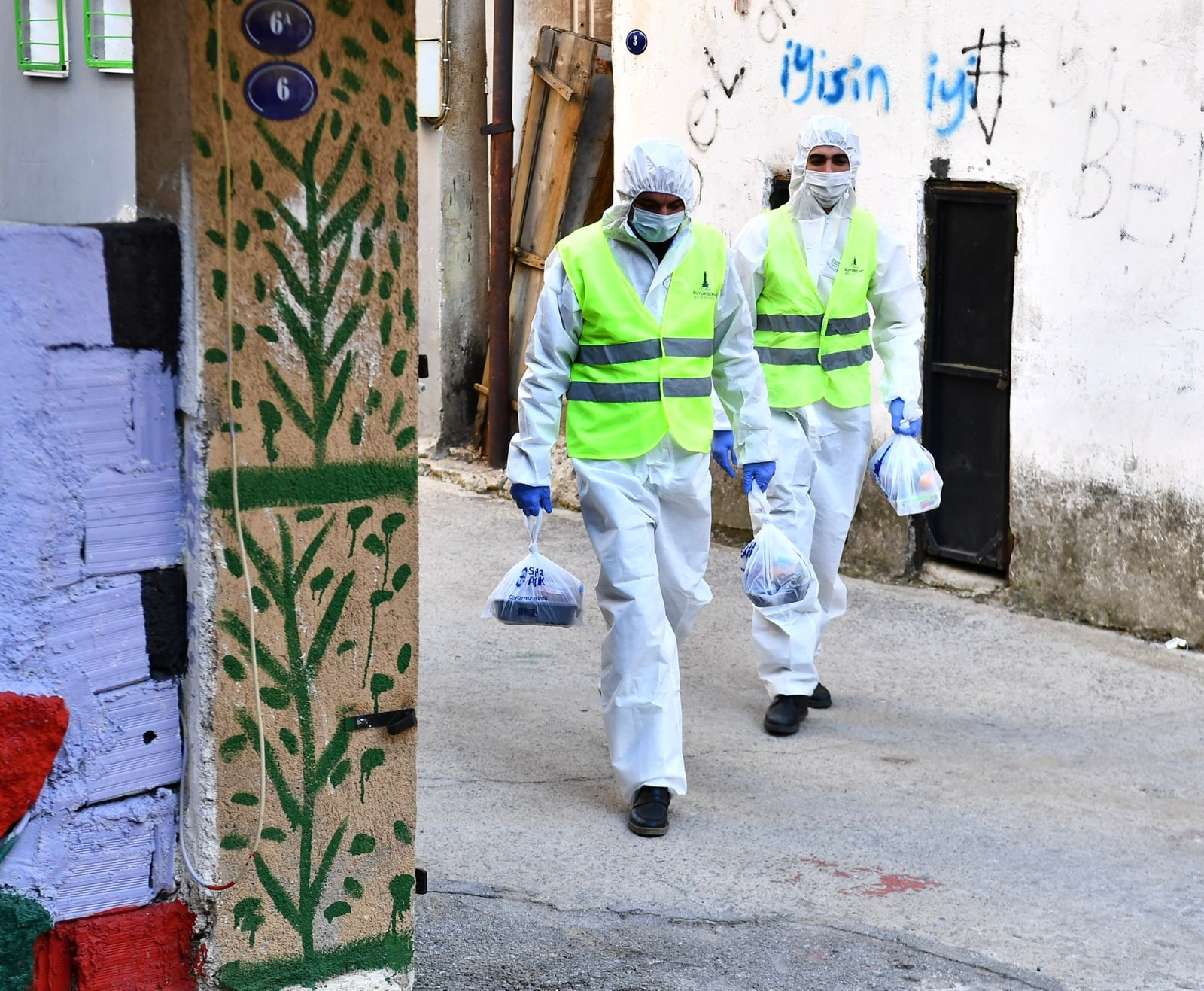 Evinde  Covid tedavisi görenlere Büyükşehir’den yemek