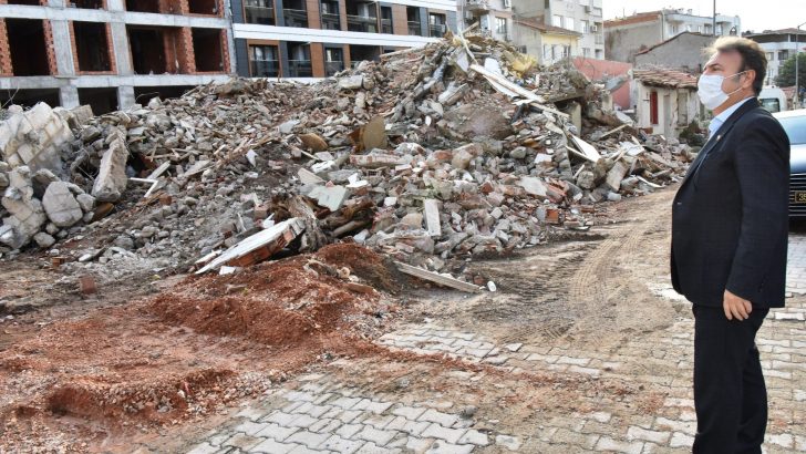 Bornova’da metruk binalar yıkılıyor