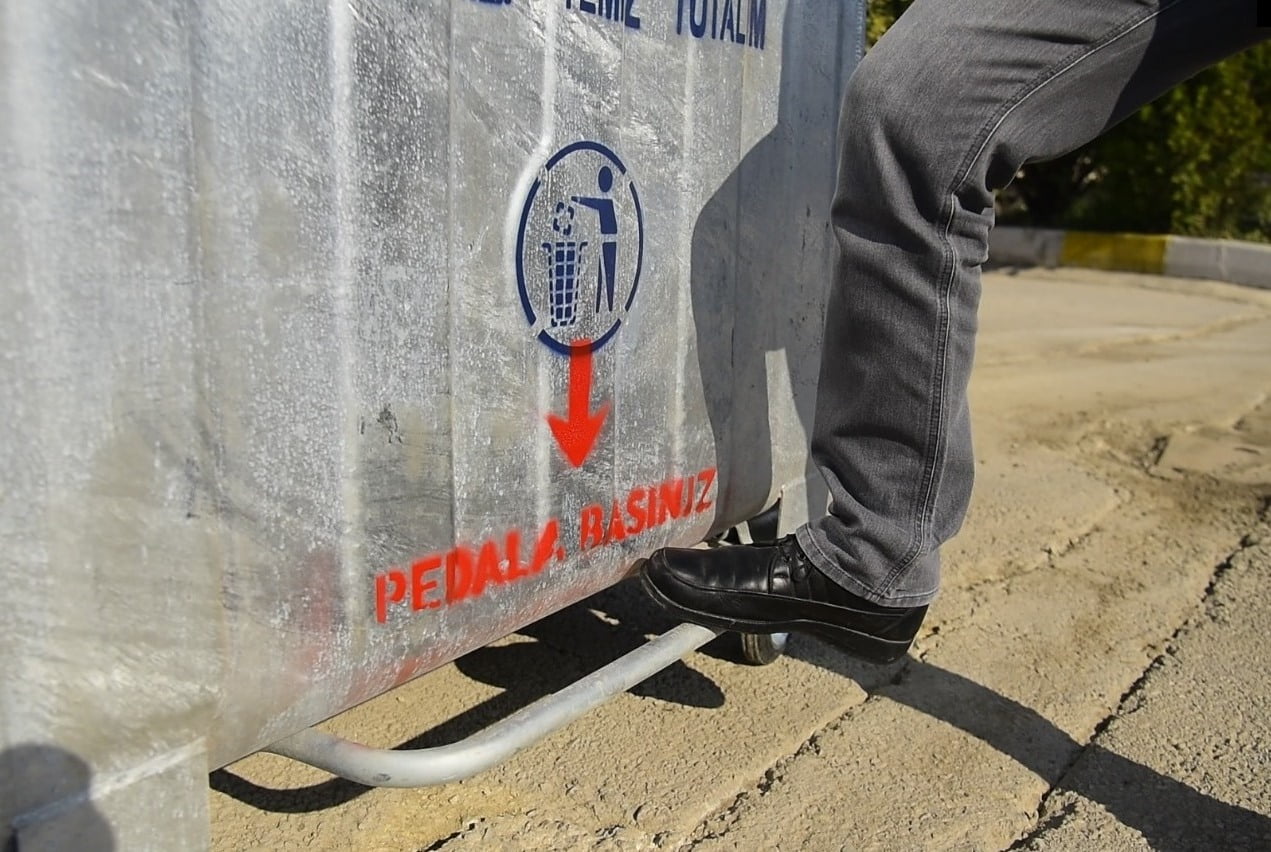 Bornova’da çöp konteynerleri   pedallı sistemle yenileniyor