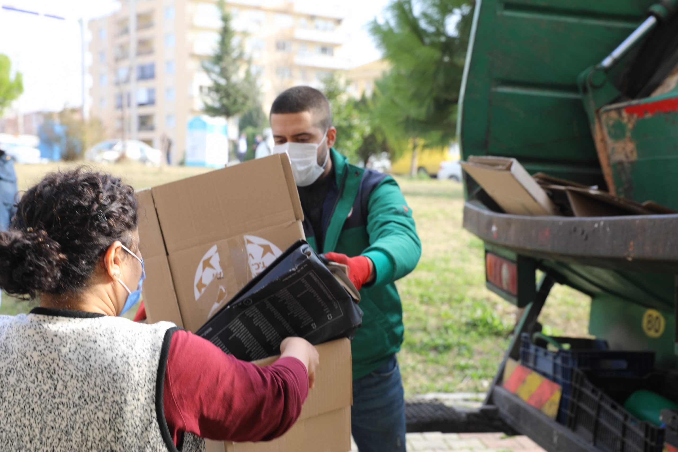 Geri dönüştürülebilir atık toplama aracı Buca’nın mahallelerinde