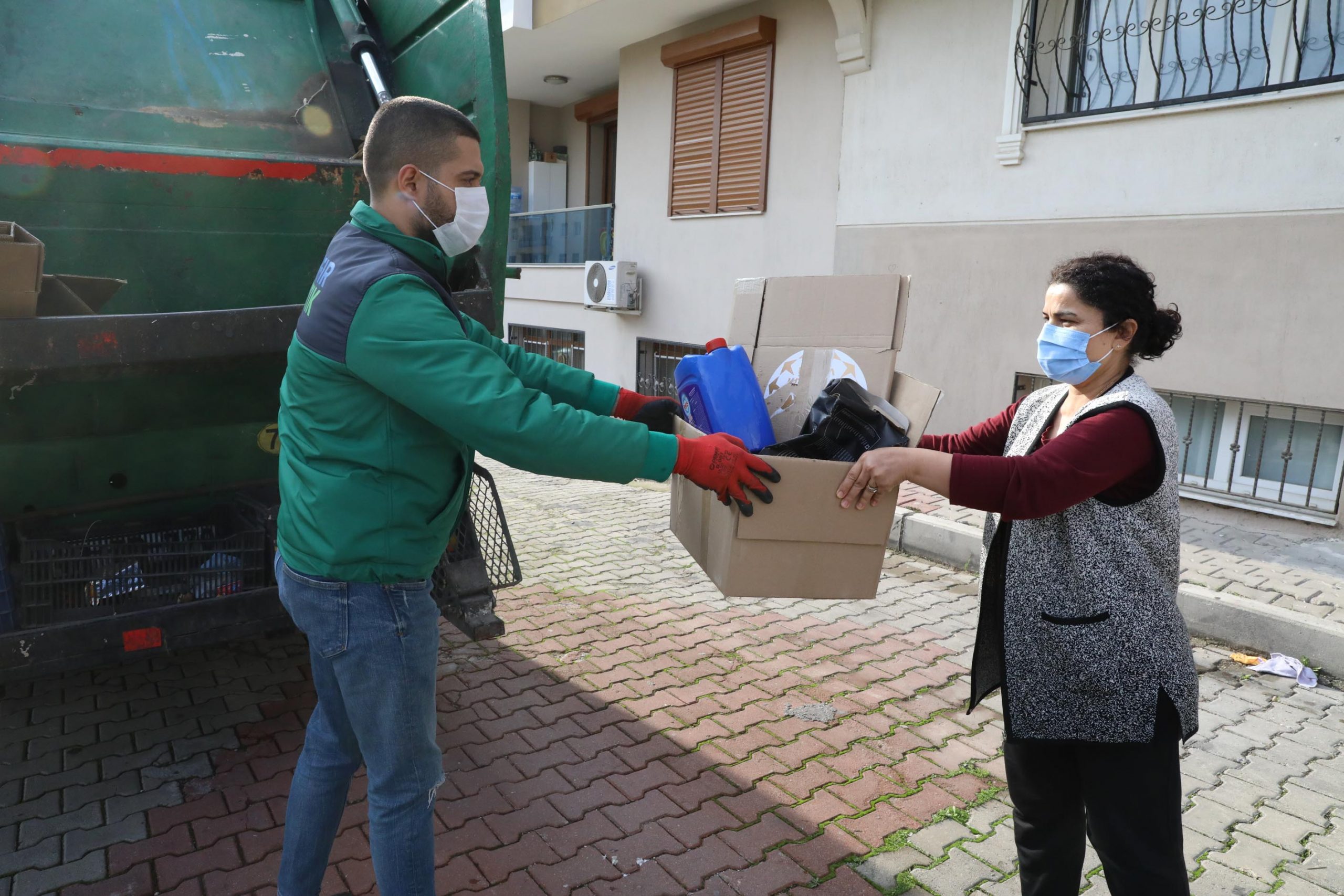 Geri dönüştürülebilir atık toplama aracı Buca’nın mahallelerinde