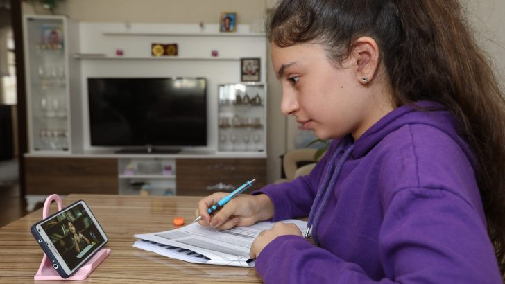 Online eğitim sürecinde Bucalı gençlere sınav desteği