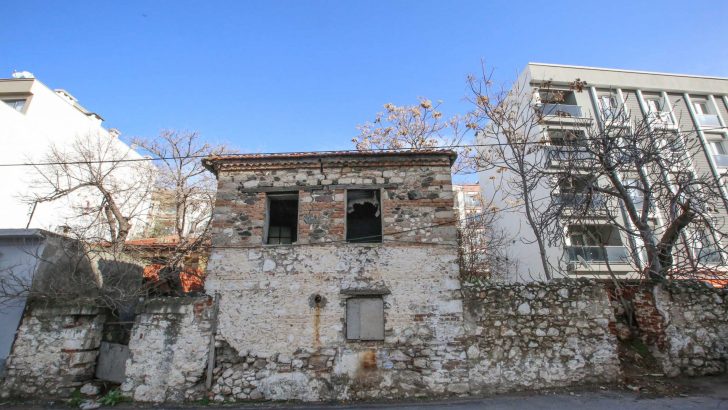 Buca’nın metruk binalarına can ve mal güvenliği önlemi