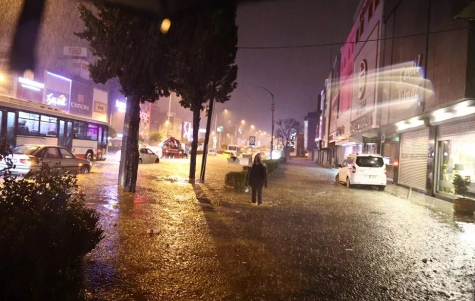 Sağanak yağmur İzmir'i vurdu