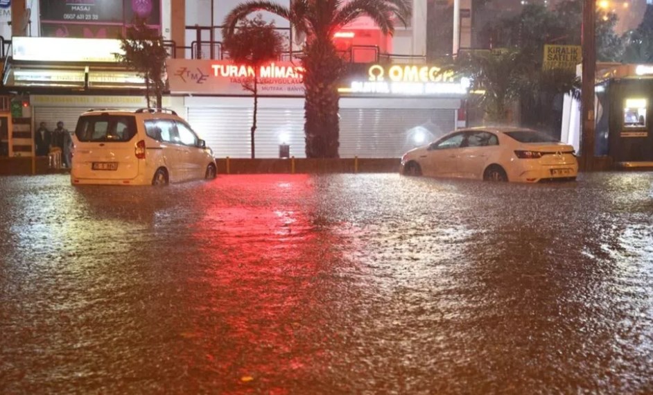 Sağanak yağmur İzmir'i vurdu