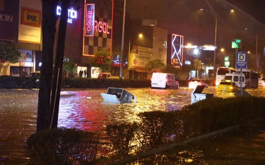 yağmur Karşıyaka'ya gidiş yönünde Altınyol'un bazı noktalarında, Karabağlar'ın Yeşillik Caddesi'nde derin su birikintileri oluştu.Büyükşehir Belediyesi itfaiye ekipleri, ihbarlar üzerine kentin çeşitli noktalarına sevk edildi.