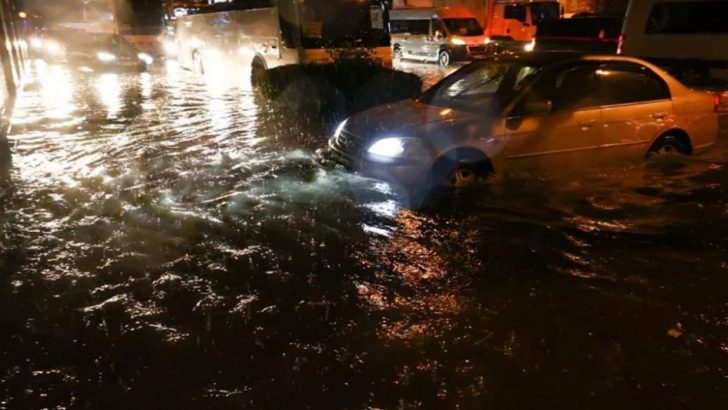 Sağanak yağmur İzmir’i vurdu