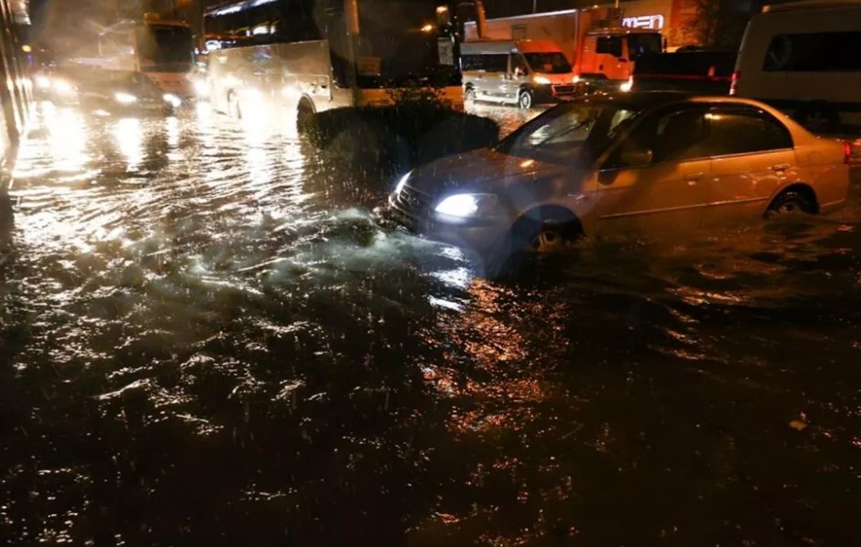 Sağanak yağmur İzmir’i vurdu