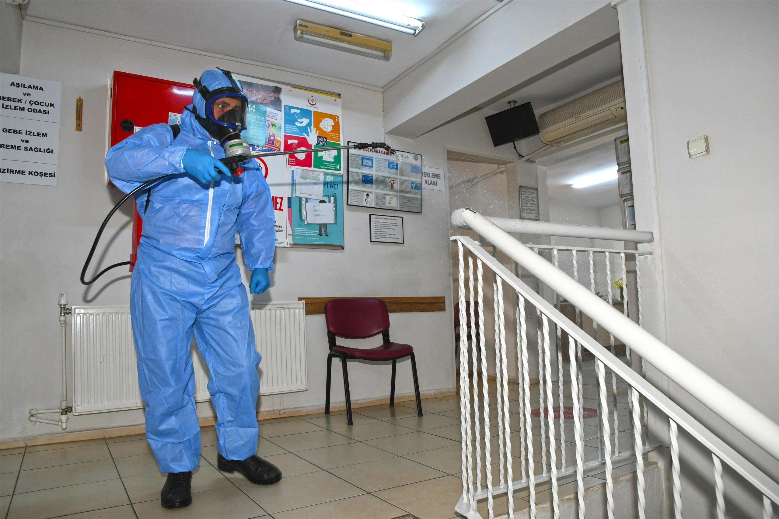 Karabağlar Belediyesi aşı merkezlerini de dezenfekte ediyor