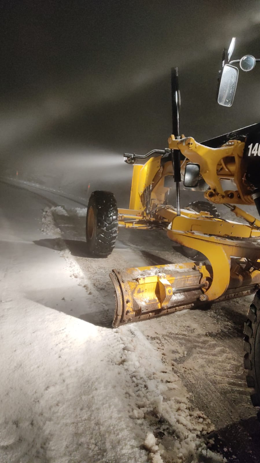 İzmir Büyükşehir Belediyesi ekipleri karla mücadelesini sürdürüyor