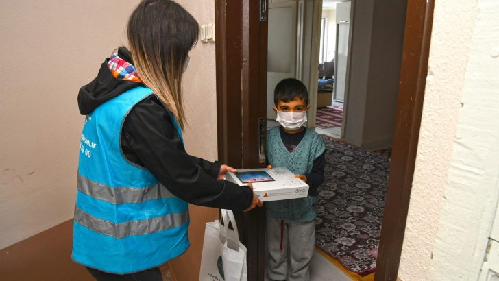 Karabağlar Belediyesi’nden öğrencilere tablet bilgisayar desteği