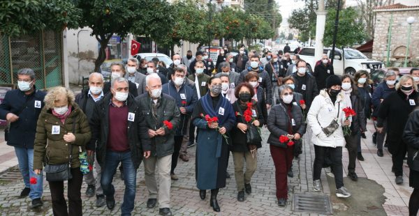 Uğur mumcu, efes selçuk’ta kırmızı karanfillerle anıldı