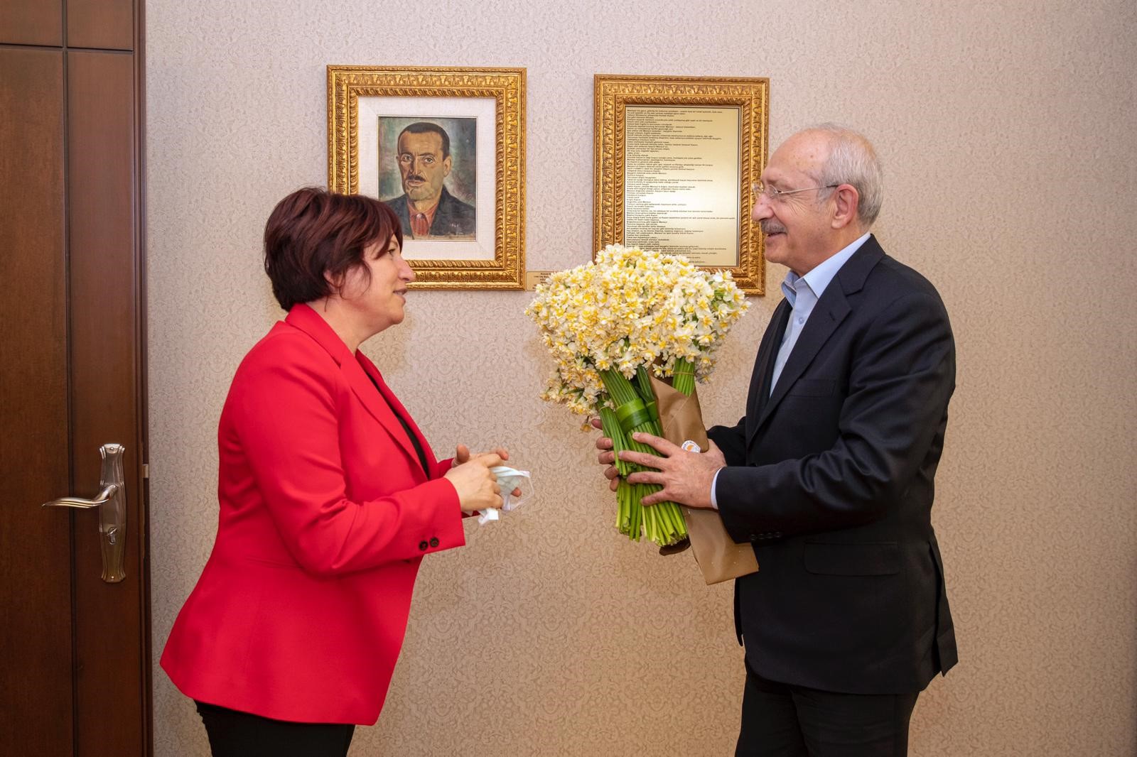 Kemal Kılıçdaroğlu’na nergisli ziyaret