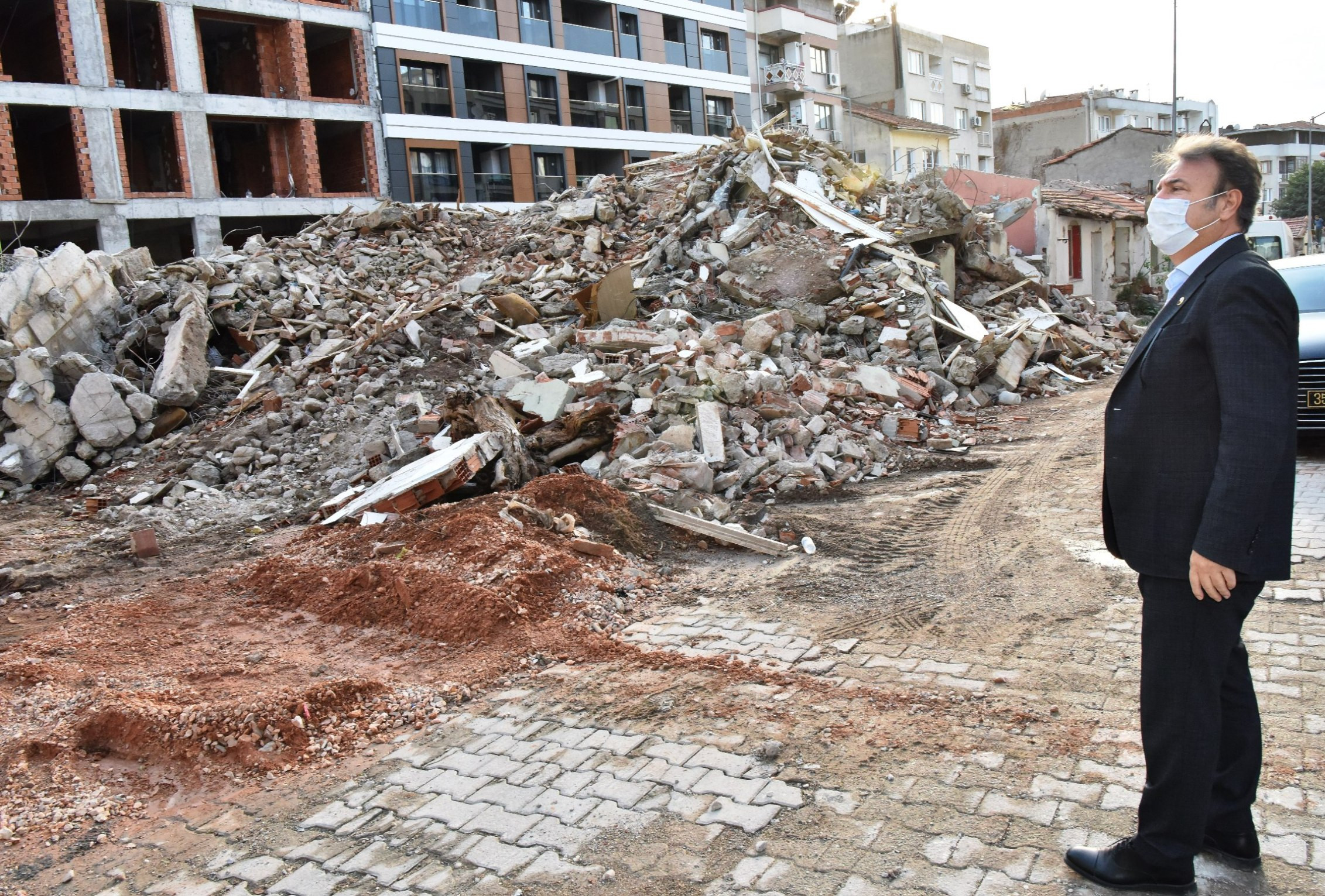 Bornova’da metruk binaların yerine yeşil alan