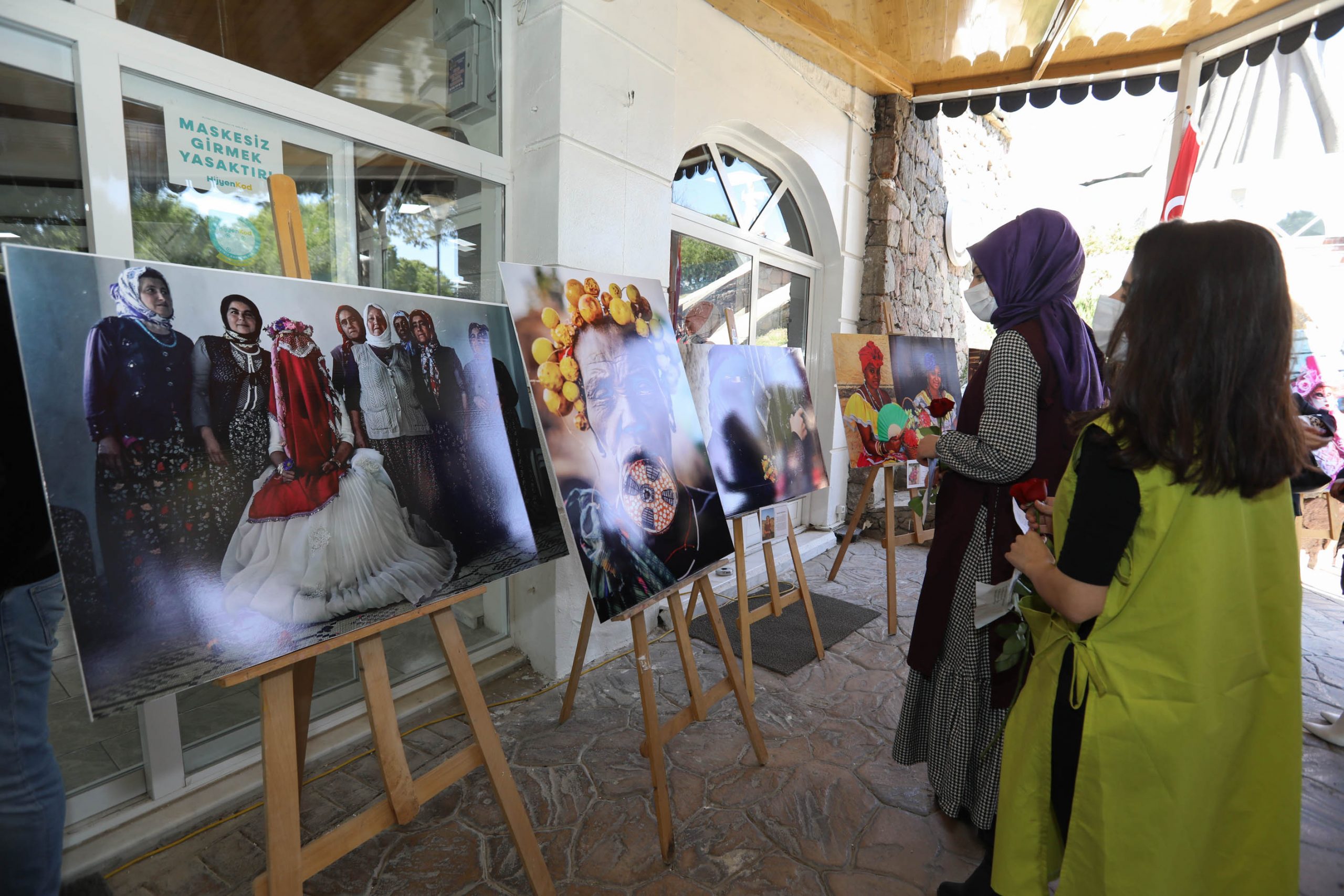 25 ülkede çekilen kadın portreleri Buca’da