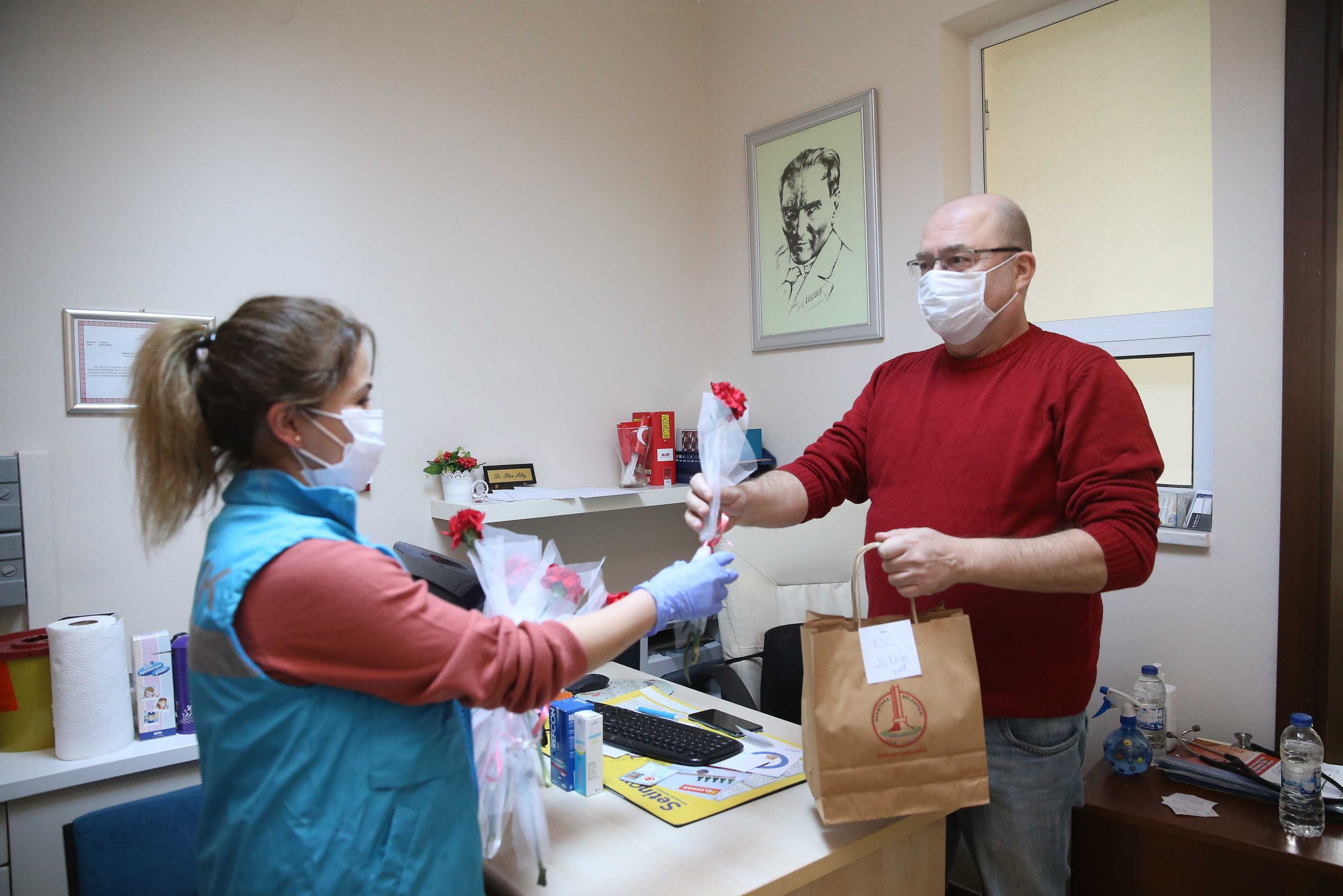 Karşıyaka'da Sağlık Çalışanlarına Jest