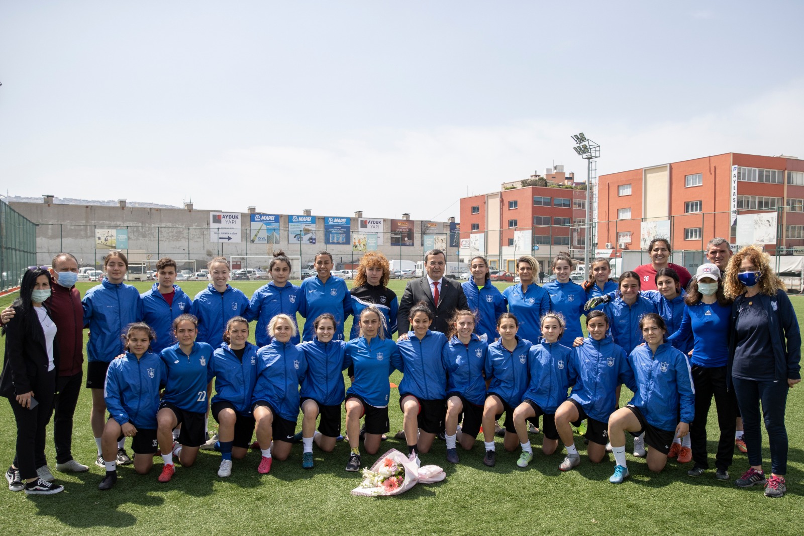 Batur’dan Kadın Futbolculara Moral Ziyareti