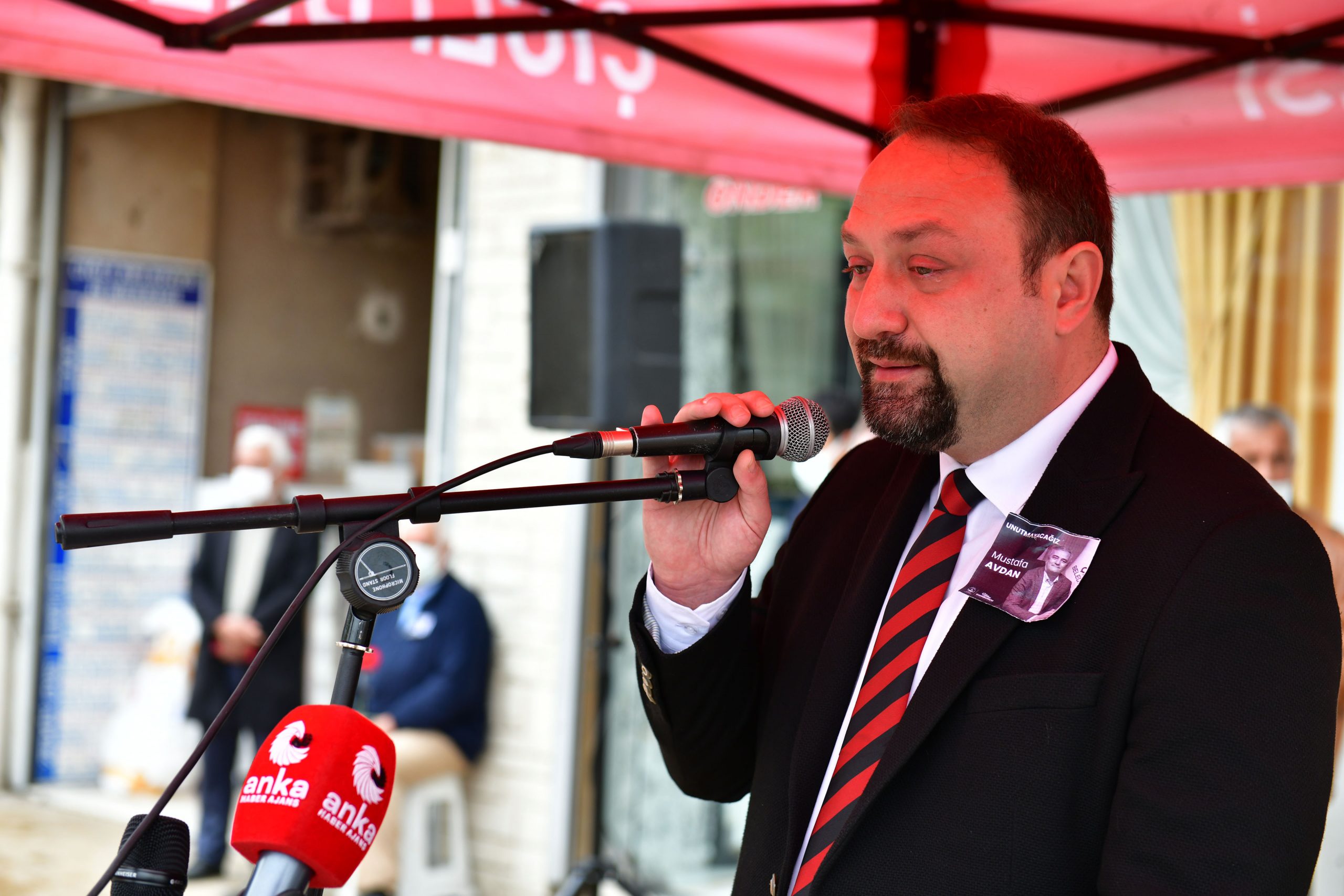 mustafa avdan Covid-19 sebebiyle bir süredir tedavi gördüğü hastanede yaşama gözlerini yuman Çiğli Belediye Başkan Yardımcısı Mustafa Avdan düzenlenen duygu dolu törenle sonsuzluğa uğurlandı.