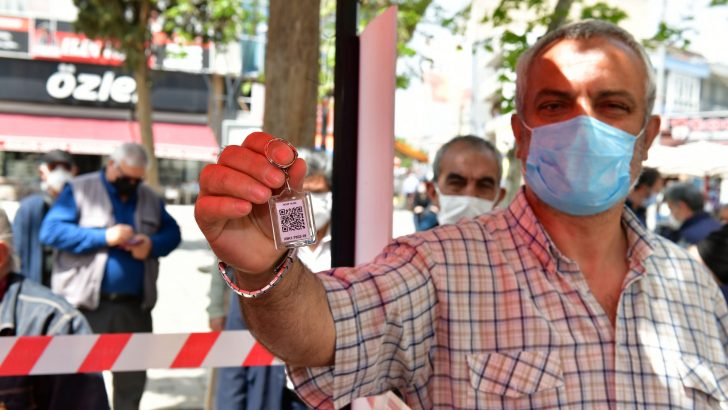 Çiğli Belediyesi’nden Vatandaşlara “HES Kodlu Anahtarlık “ Hediyesi