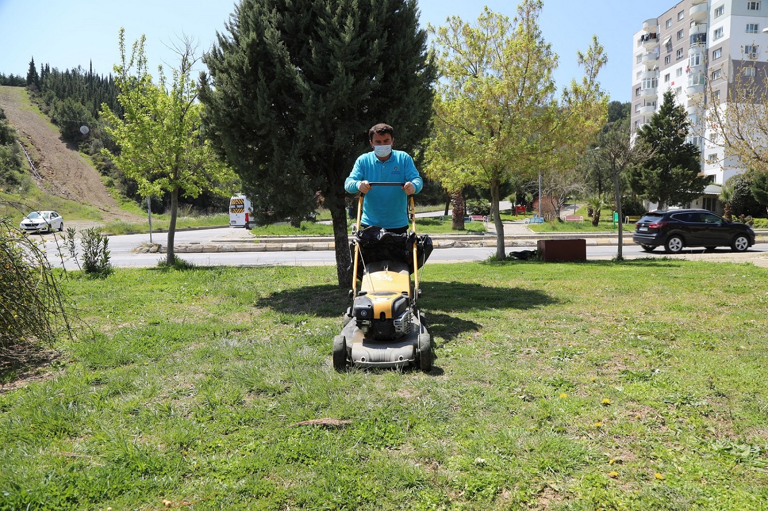 Gaziemir’in parklarında bahar hazırlığı