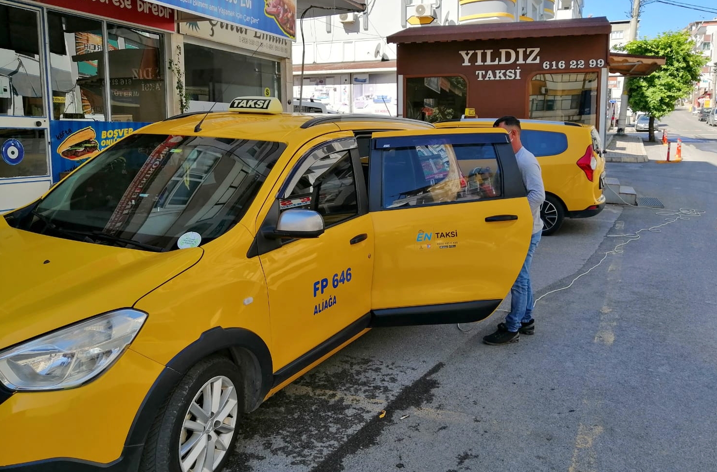 Aliağa'da Ticari Taksiler Dezenfekte Ediliyor