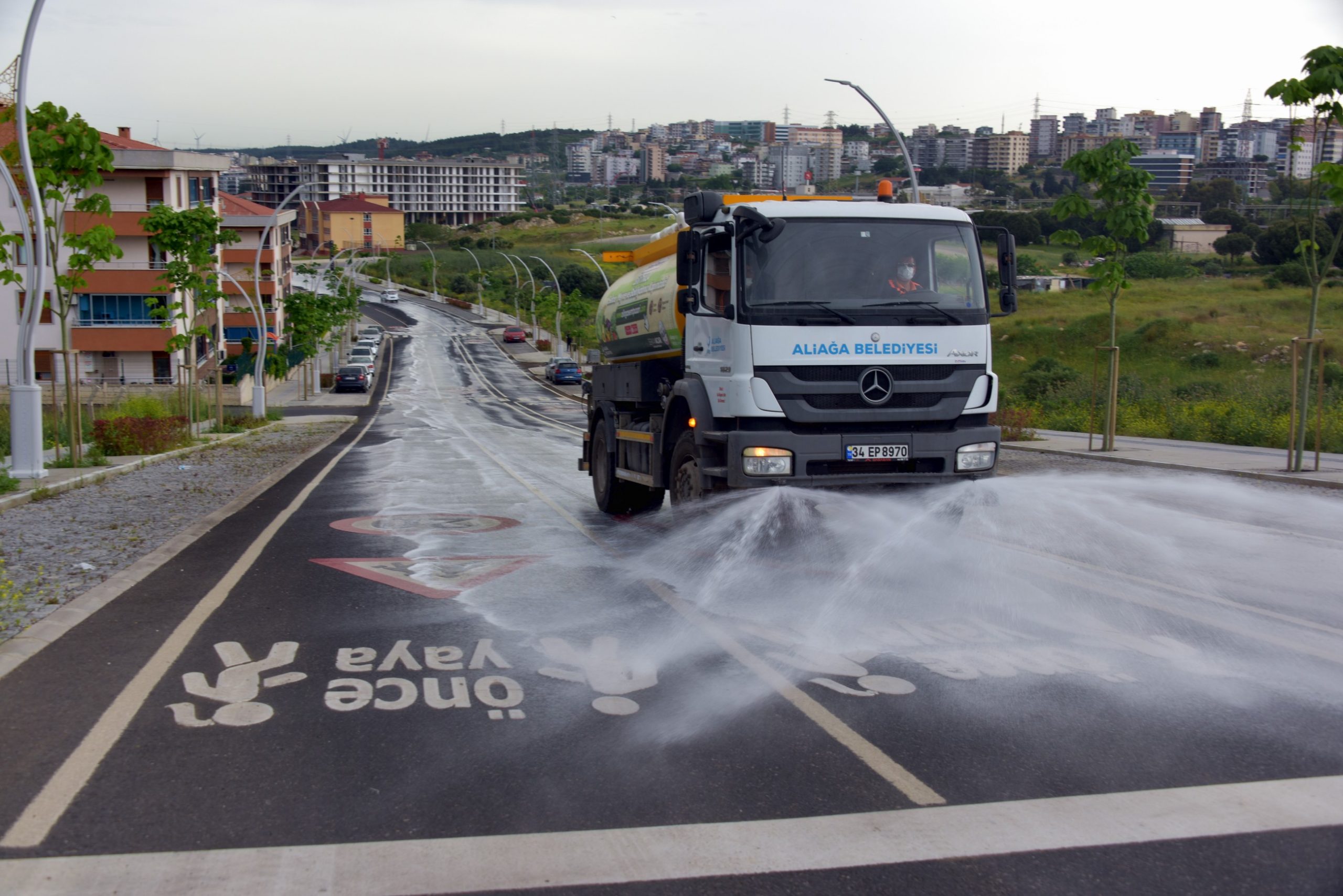 Aliağa Belediyesi’nden Bayram Temizliği İzmir-Aliağa (08.05.2021)- Aliağa Belediyesi Temizlik İşleri Müdürlüğü, Ramazan Bayramı’na sayılı günler kala rutin çalışmalarına ek olarak kentin cadde ve sokaklarında genel temizlik çalışması başlattı.