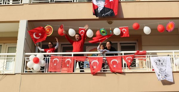 Gaziemir’in balkonlarında bayram coşkusu