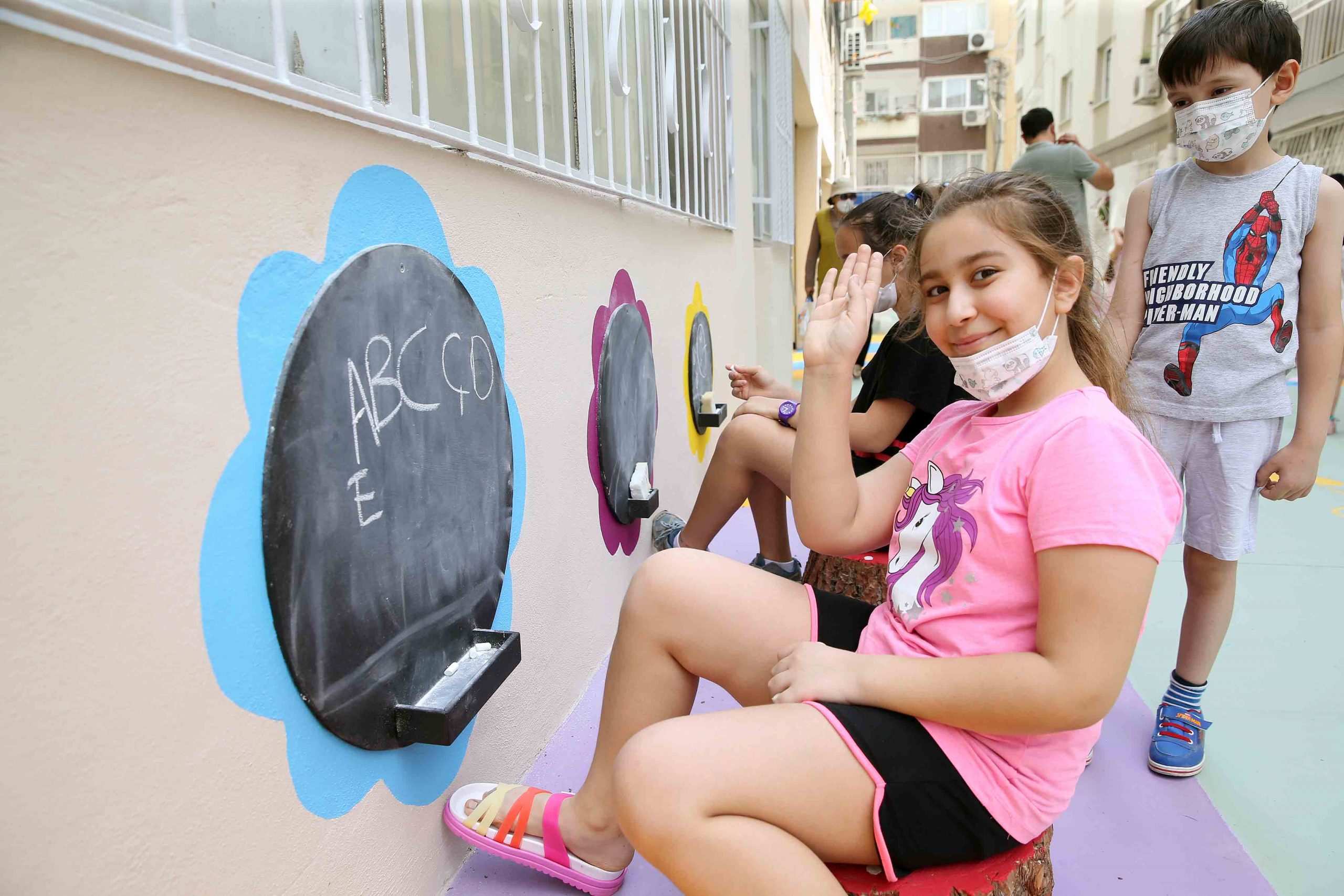 Karşıyaka’nın sokakları çocuklar için renkleniyor