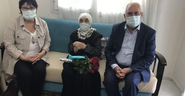 107 yaşındaki Ayşe Nine’nin Anneler Günü’nü kutladılar