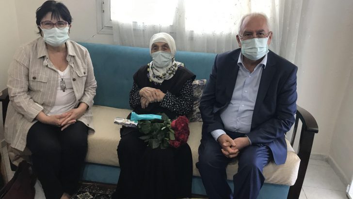 107 yaşındaki Ayşe Nine’nin Anneler Günü’nü kutladılar