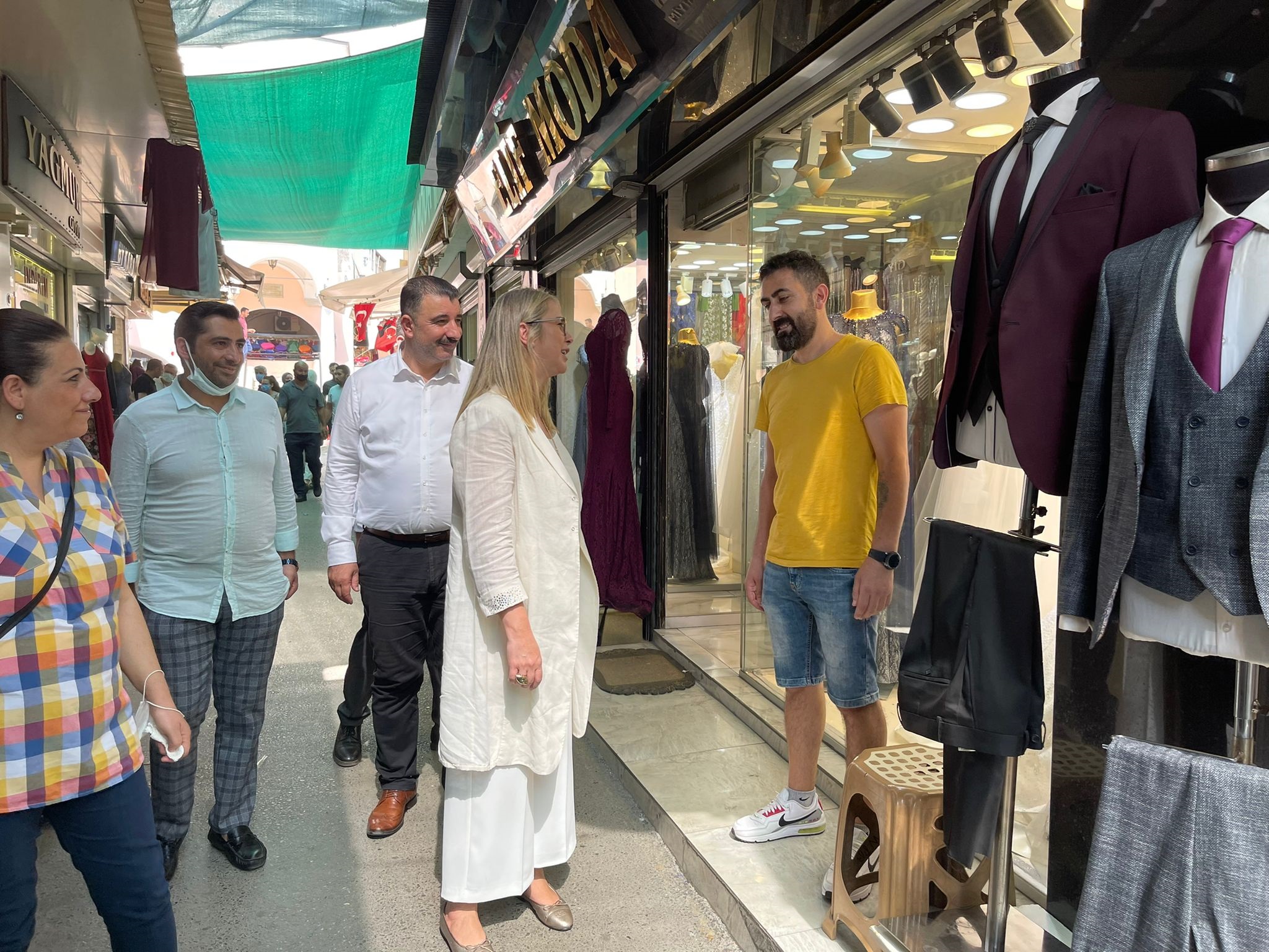 AK Partili Çankırı, Kemeraltı’nda esnaf ve vatandaşları ziyaret etti