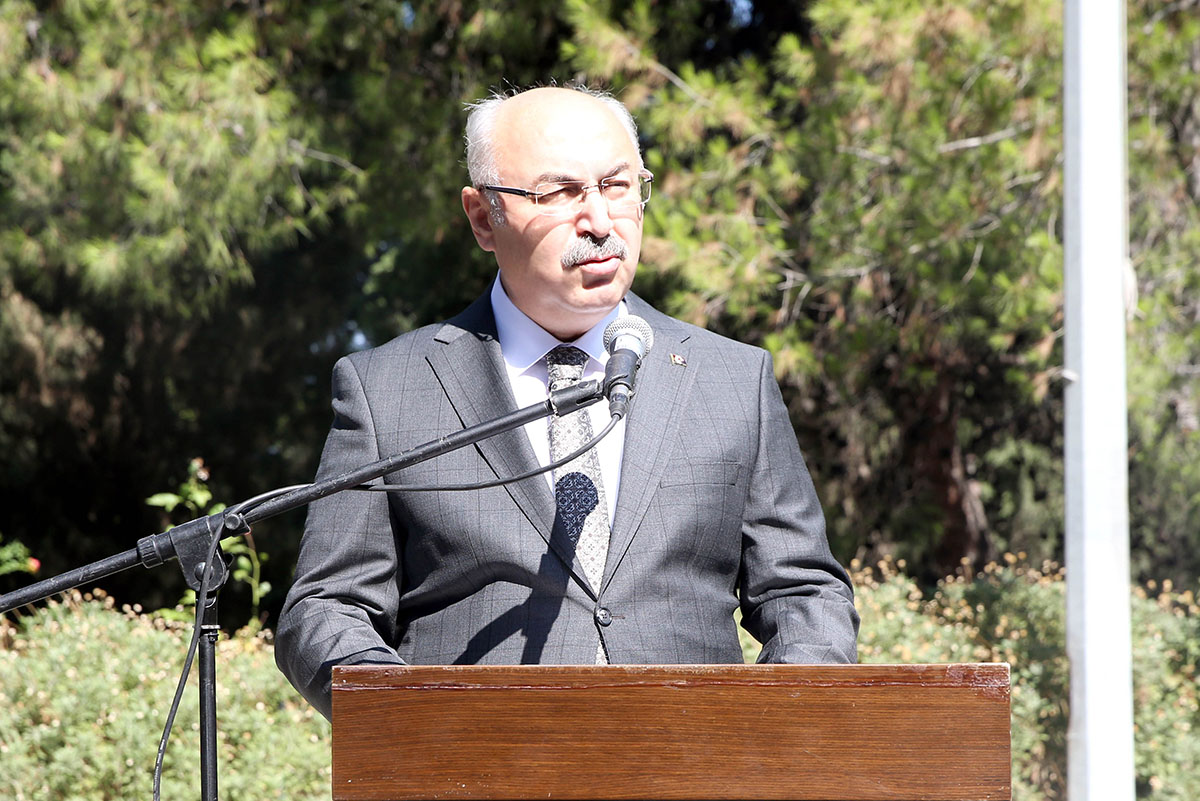 izmir valisi Vali Yavuz Selim Köşger ve il protokolü, 15 Temmuz Demokrasi ve Millî Birlik Günü etkinlikleri kapsamında, Kadifekale Hava Şehitliği’ni ziyaret etti.