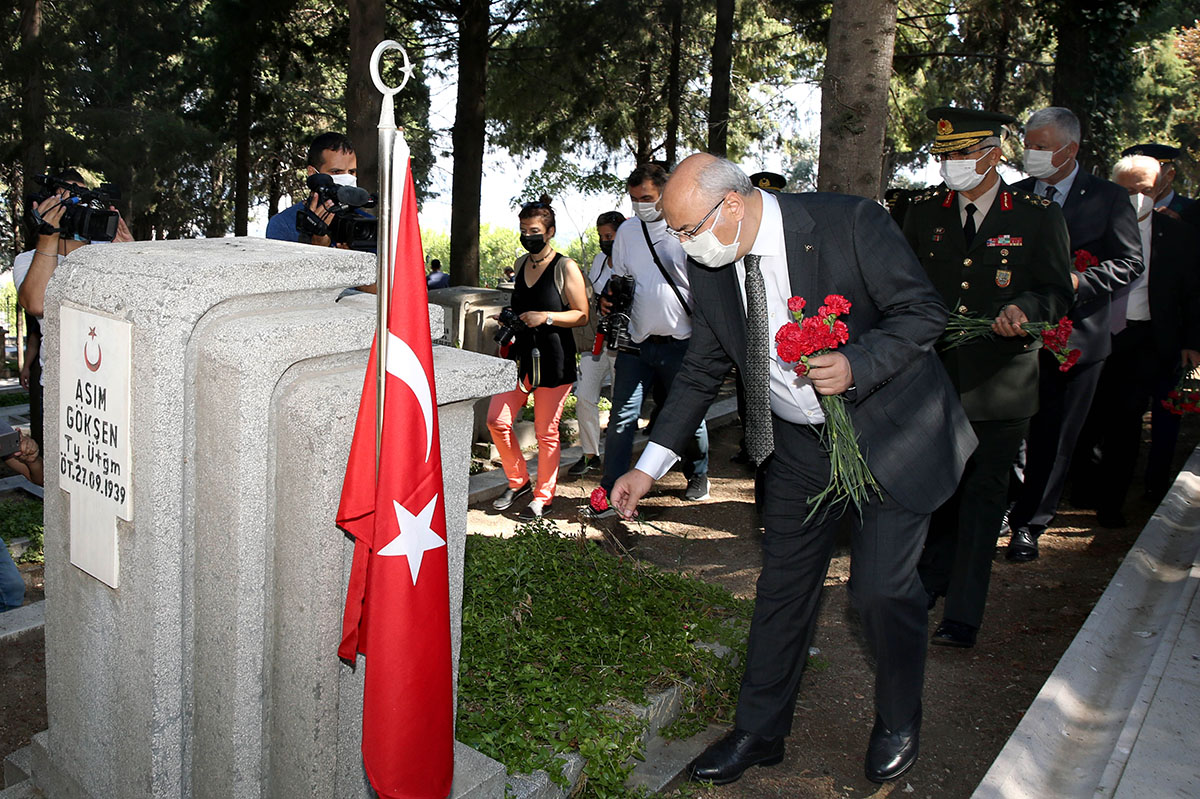 izmir valisi Vali Yavuz Selim Köşger ve il protokolü, 15 Temmuz Demokrasi ve Millî Birlik Günü etkinlikleri kapsamında, Kadifekale Hava Şehitliği’ni ziyaret etti.