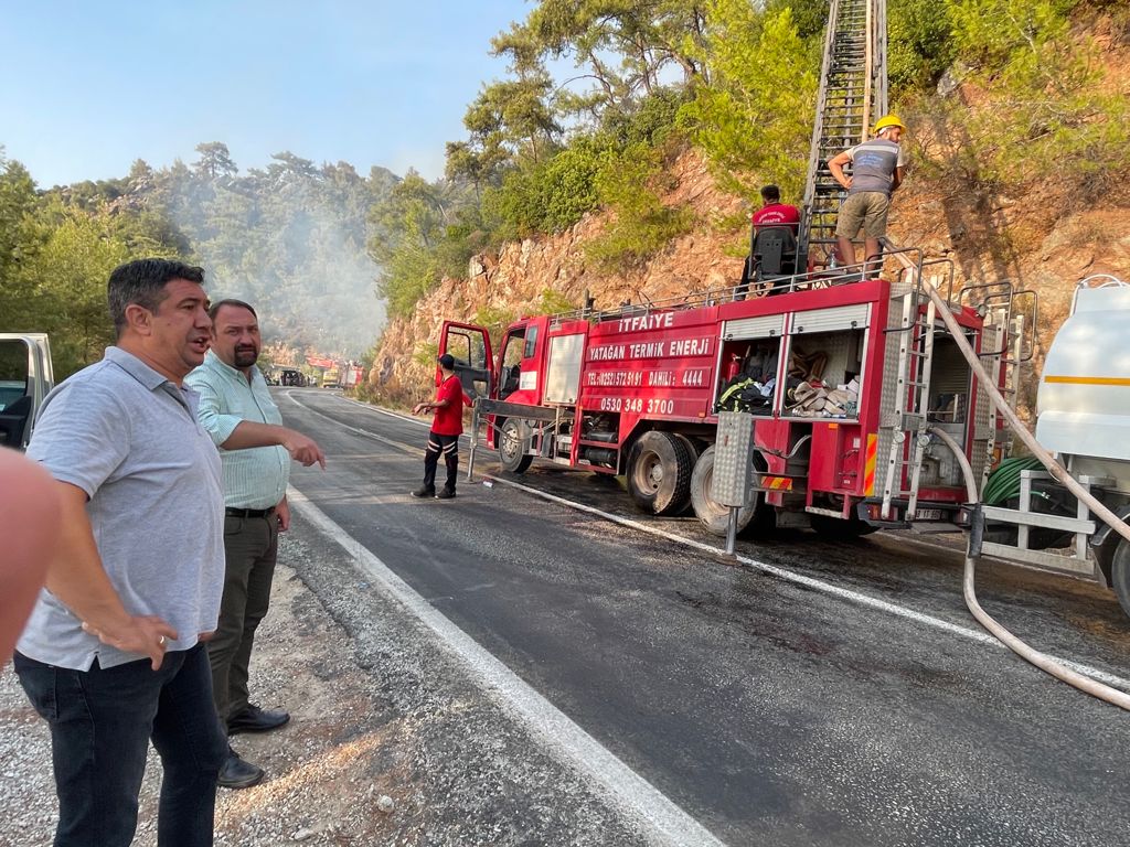 orman Çiğli Belediye Başkanı Utku Gümrükçü, Marmaris’e giderek yangının devam ettiği bölgede yangın söndürme çalışmalarına katılan ekipleri ziyaret etti ve ekiplere yangın eldiveni, yanmaz ayakkabı ve iç çamaşırı gibi malzemeleri teslim etti. Yangın söndürme çalışmalarına destek olan Çiğli Belediyesi Arazöz ekibinden de bildi alan Başkan Gümrükçü yangından etkilenen mahalleleri ziyaret ederek bölge sakinlerine geçmiş olsun dileklerini iletti.