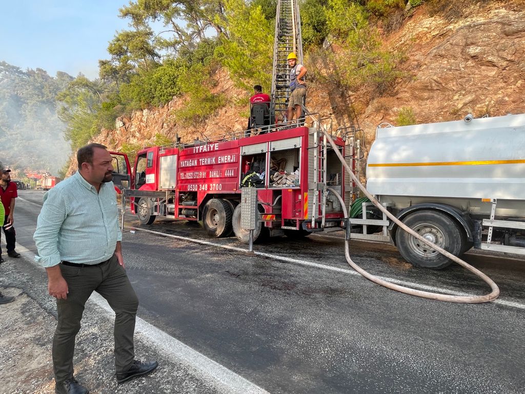 Marmaris Çiğli Belediye Başkanı Utku Gümrükçü, Marmaris’e giderek yangının devam ettiği bölgede yangın söndürme çalışmalarına katılan ekipleri ziyaret etti ve ekiplere yangın eldiveni, yanmaz ayakkabı ve iç çamaşırı gibi malzemeleri teslim etti. Yangın söndürme çalışmalarına destek olan Çiğli Belediyesi Arazöz ekibinden de bildi alan Başkan Gümrükçü yangından etkilenen mahalleleri ziyaret ederek bölge sakinlerine geçmiş olsun dileklerini iletti.