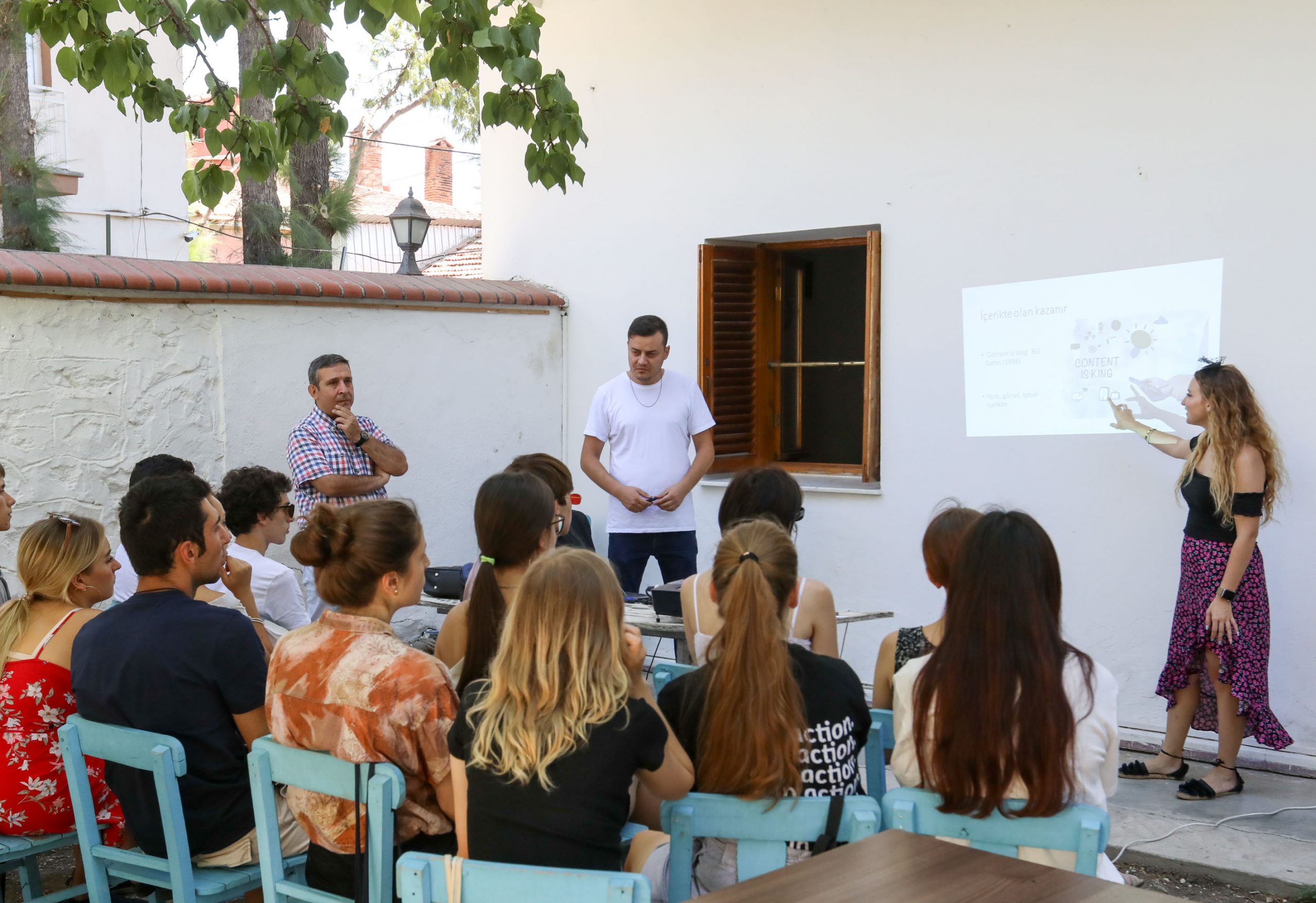 AIESEC  BUCA Belediyesi, Dünyanın En Büyük Gençlik Organizasyonu olan ’in İzmir şubesi ile yaptığı iş birliğiyle 5 ülkeden 21 genci misafir ediyor. Yaklaşık bir buçuk ay boyunca karış karış Buca’yı keşfederek eğitimler alacak gençler, üretecekleri içerikler ile Buca’mıza katkı sağlayacak