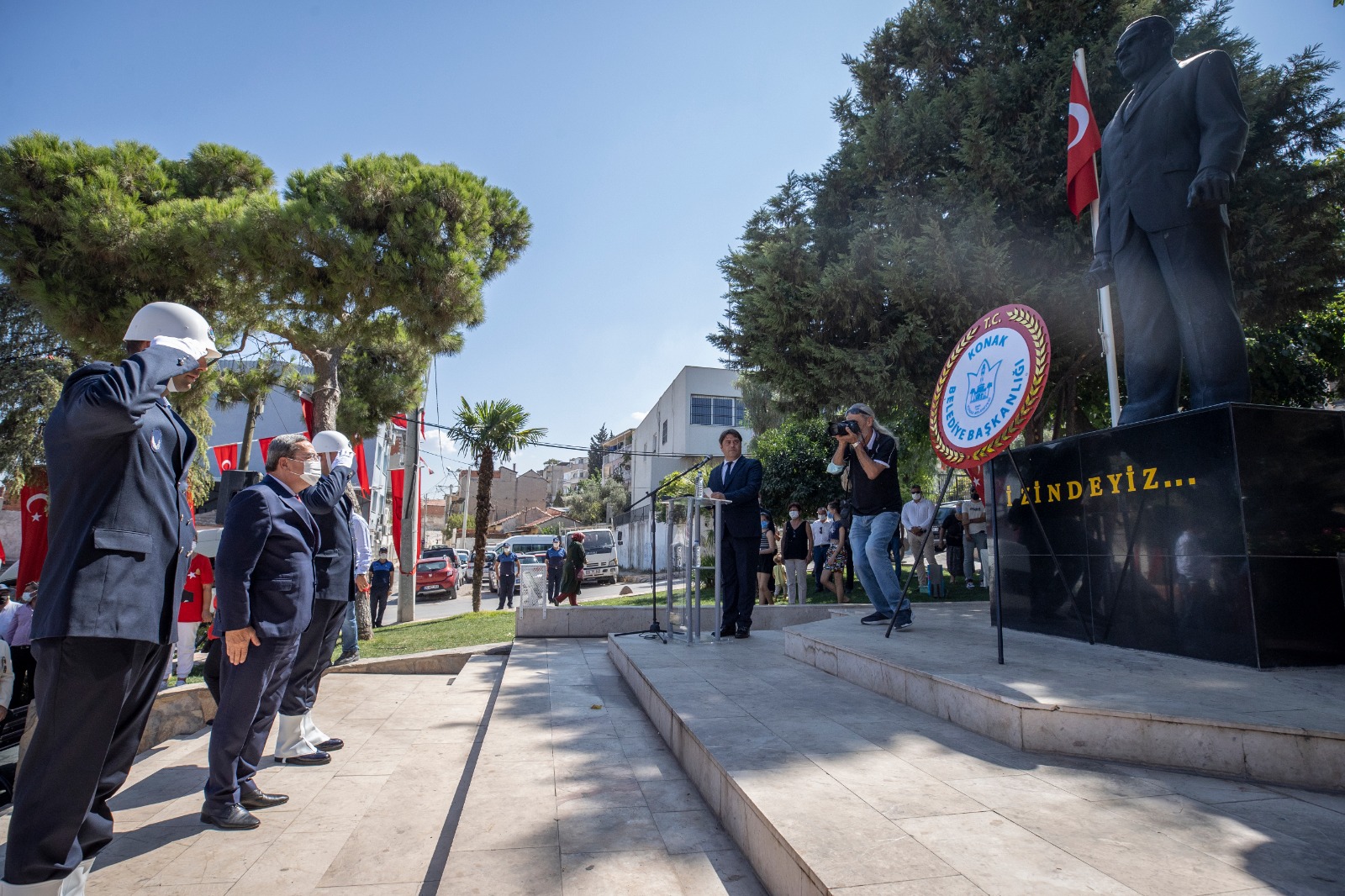 Konak’ta 30 Ağustos Gültepe Meydan Parkındaki Atatürk’ün anıtı başında coşkuyla kutlandı