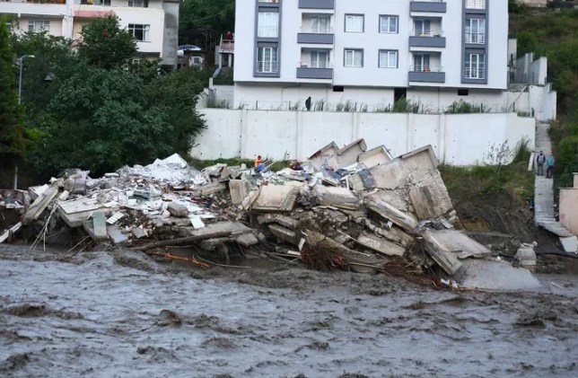 sel Karadeniz'de  etkisini gösteren kuvvetli yağışlar Kastamonu, Sinop ve Bartın'da sele neden oldu. AFAD'dan yapılan açıklamaya göre, Kastamonu'daki selde 4 kişinin hayatını kaybettiği belirtildi. İlerleyen saatlerde ise bir acı haber daha geldi ve can kaybı 5'e yükseldi.