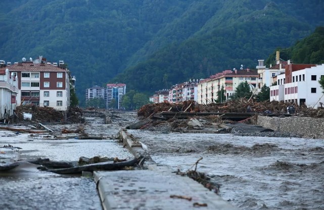 sel Karadeniz'de  etkisini gösteren kuvvetli yağışlar Kastamonu, Sinop ve Bartın'da sele neden oldu. AFAD'dan yapılan açıklamaya göre, Kastamonu'daki selde 4 kişinin hayatını kaybettiği belirtildi. İlerleyen saatlerde ise bir acı haber daha geldi ve can kaybı 5'e yükseldi.